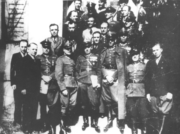 Mjr Henryk Sucharski z oficerami i podoficerami